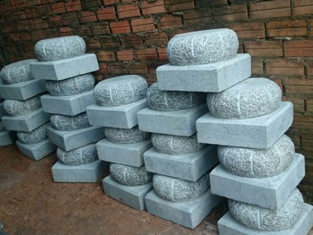 Đế lót cột bằng đá